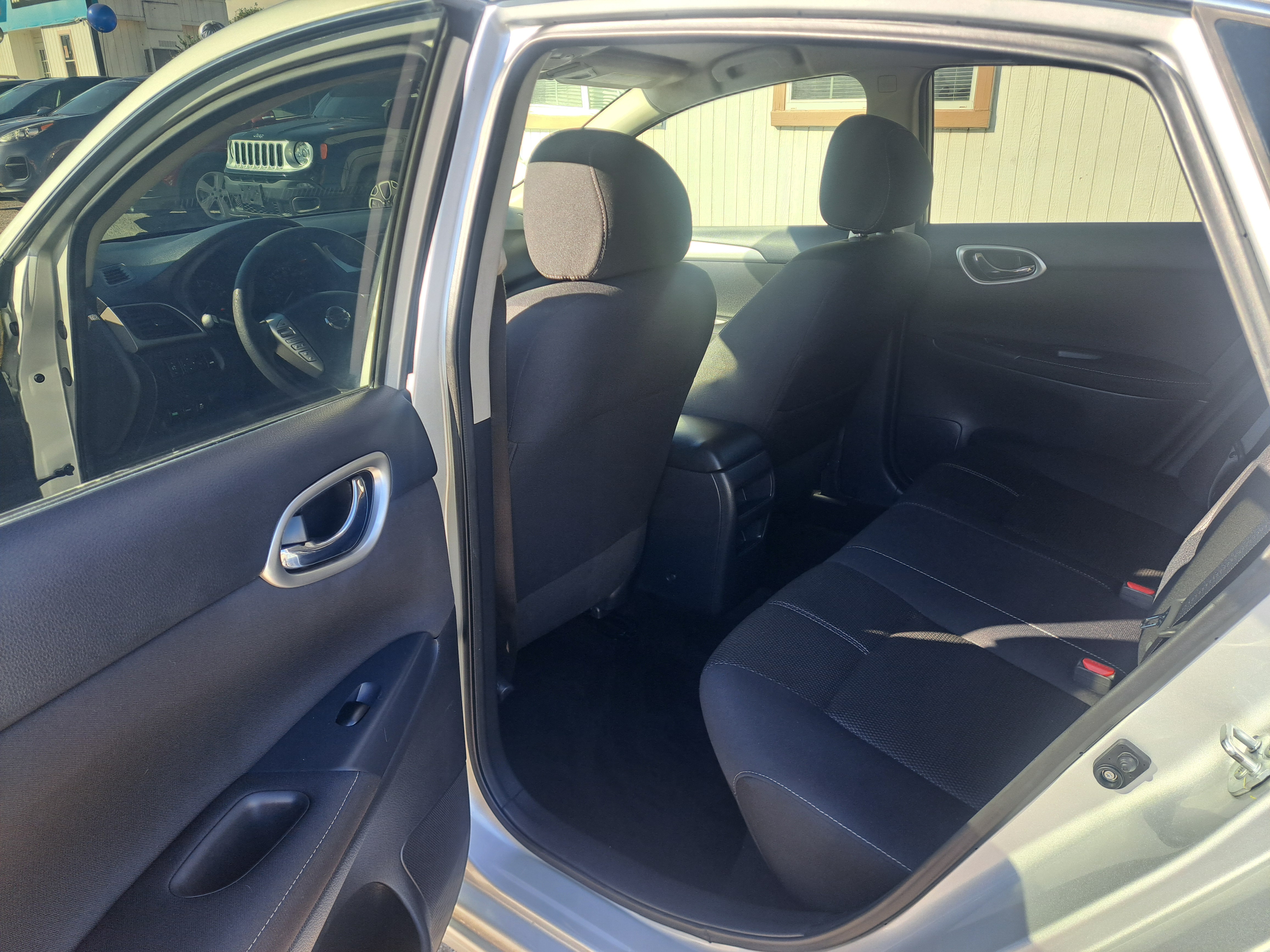 2015 Nissan Sentra S — photo 8 of 17