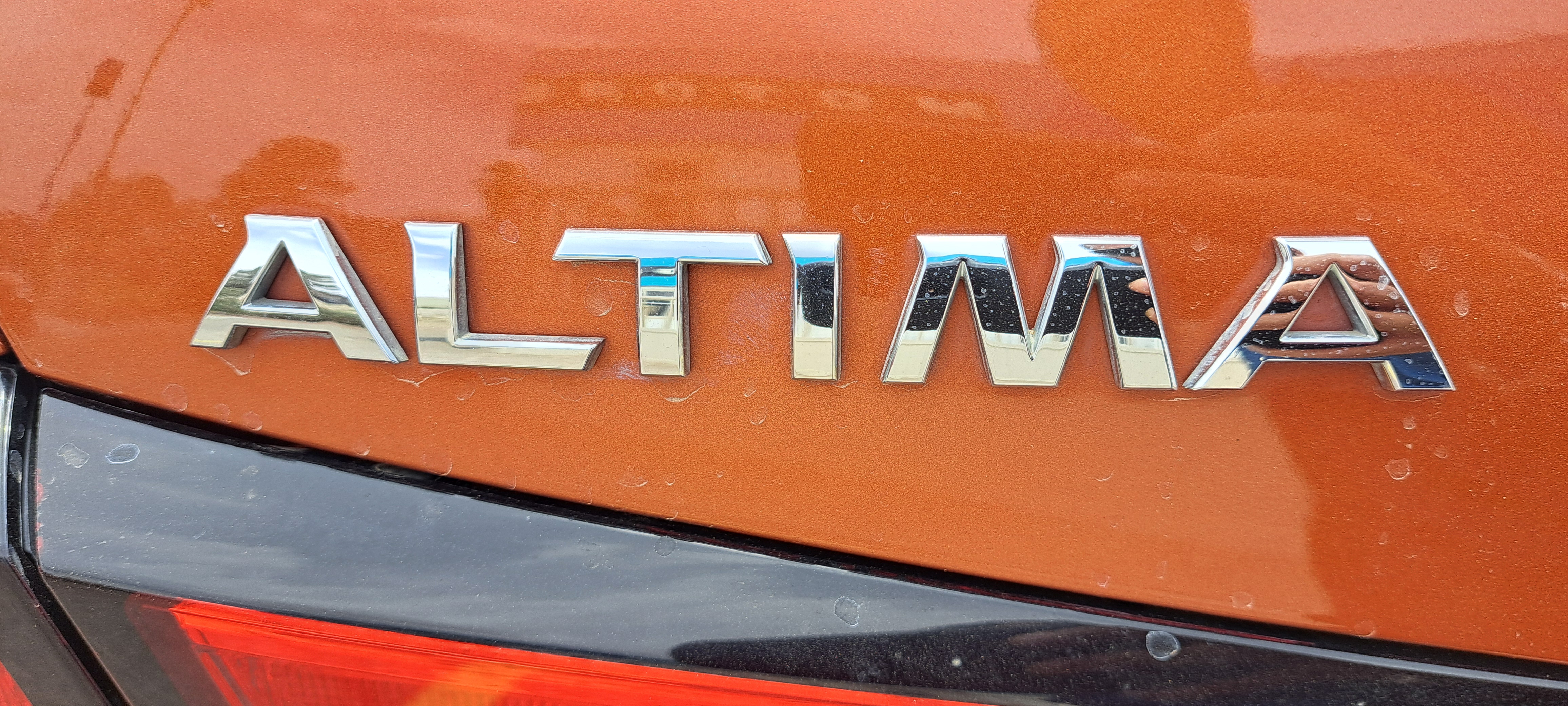 2019 Nissan Altima SR — photo 18 of 19