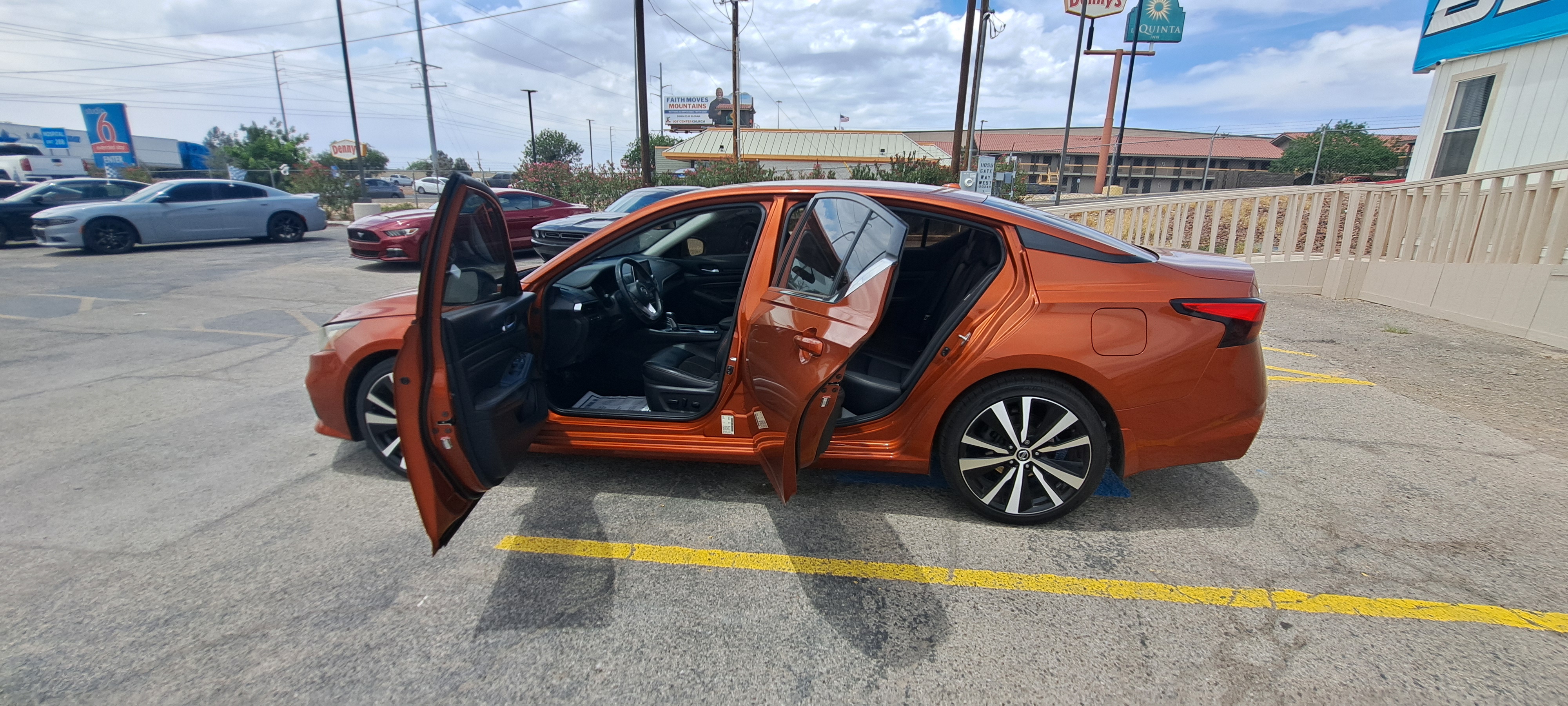 2019 Nissan Altima SR — photo 9 of 19