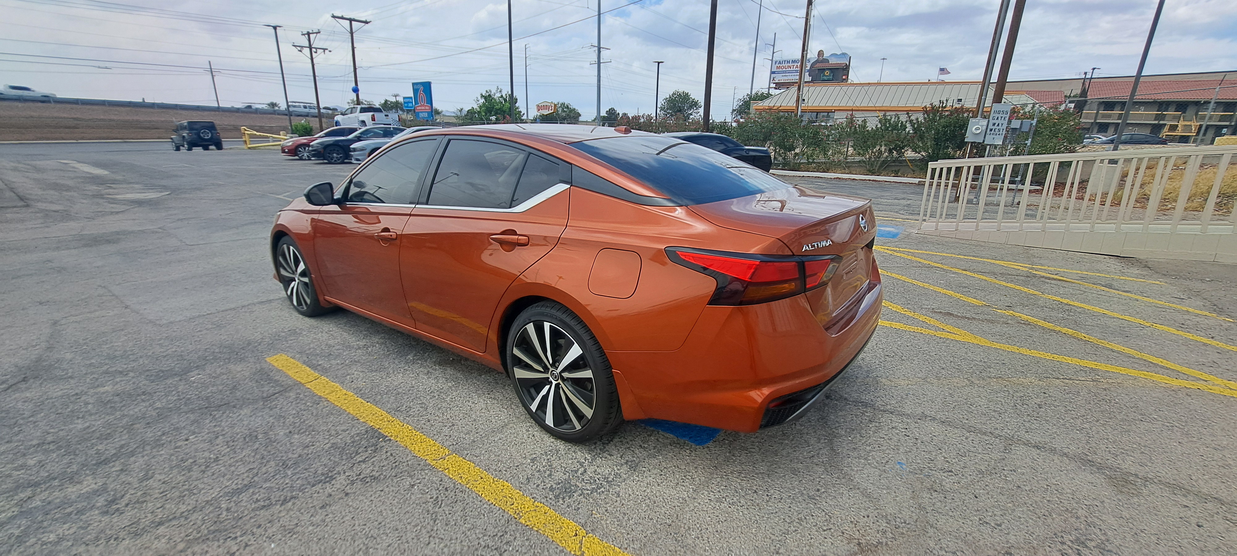 2019 Nissan Altima SR — photo 3 of 19