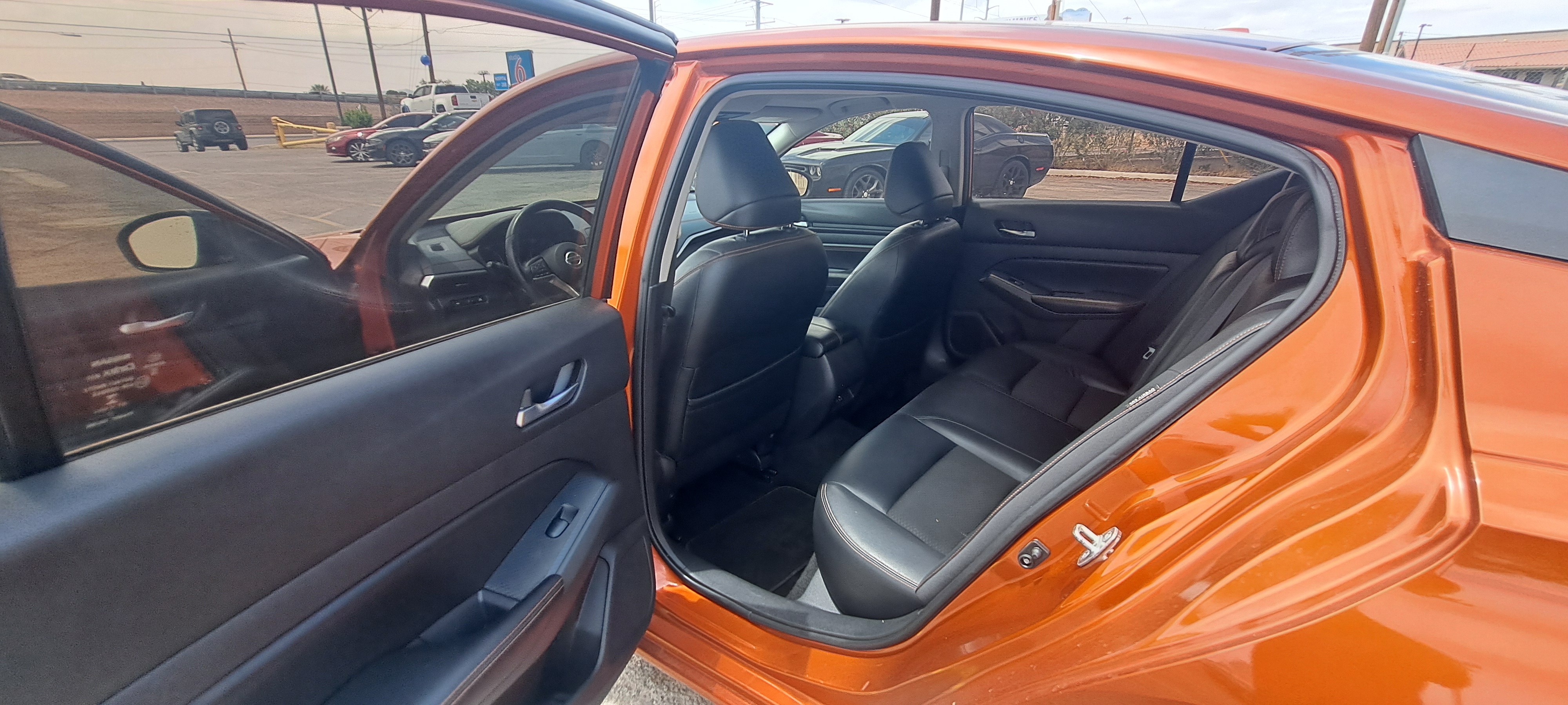 2019 Nissan Altima SR — photo 8 of 19
